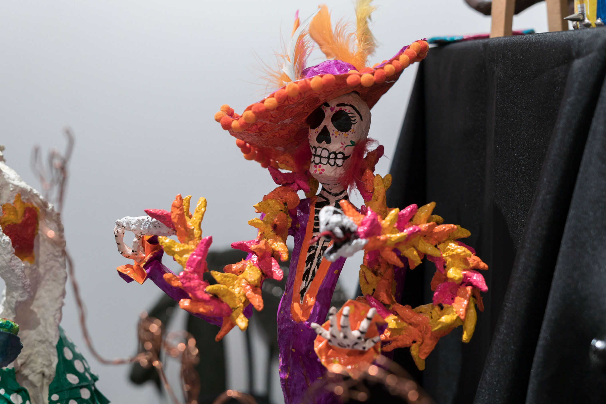 Fotografía Ferias Locales de candelaria una marioneta de calavera colorida