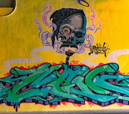 Skull-B (Sección Superior) / Graffiti, No Para (Sección Inferior) 