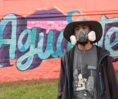 Fotografía de persona con máscara de graffiti
