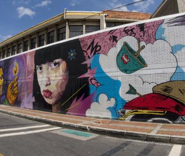 Fotografía de mural rostro de mujer de Distrito Graffiti