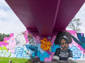 Intervención artística en la Zona Bajo Puente de la Av. Primera de Mayo con Av. Boyacá, localidad de Kennedy. Foto: Javier Ravelo / Idartes.