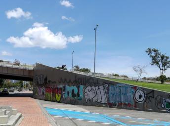 Zona Bajo Puente de la Carrera 50 con Calle 26, localidad de Teusaquillo, antes de las intervenciones del Museo Abierto de Bogotá. Foto: Javier Ravelo / Idartes.