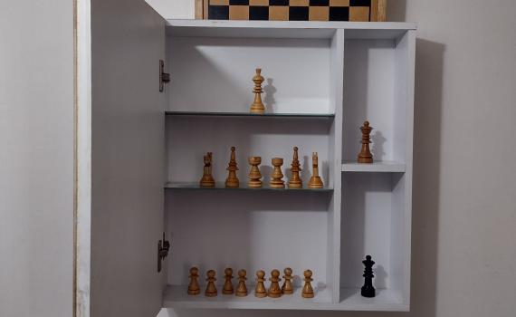 Fotografía de escultura Triatlón Domestico con fichas de ajedrez 